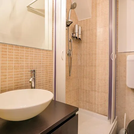 Giu In Centro Apartament *